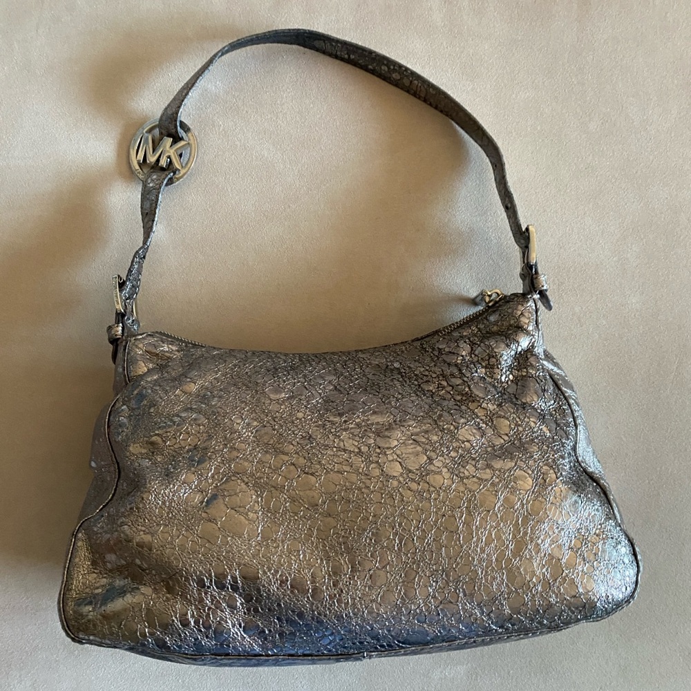 MK shoulder bag zip closures
